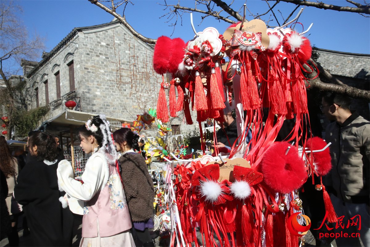 游客身著傳統(tǒng)服飾游南京老門東歷史文化街區(qū)。人民網(wǎng)記者 劉微攝