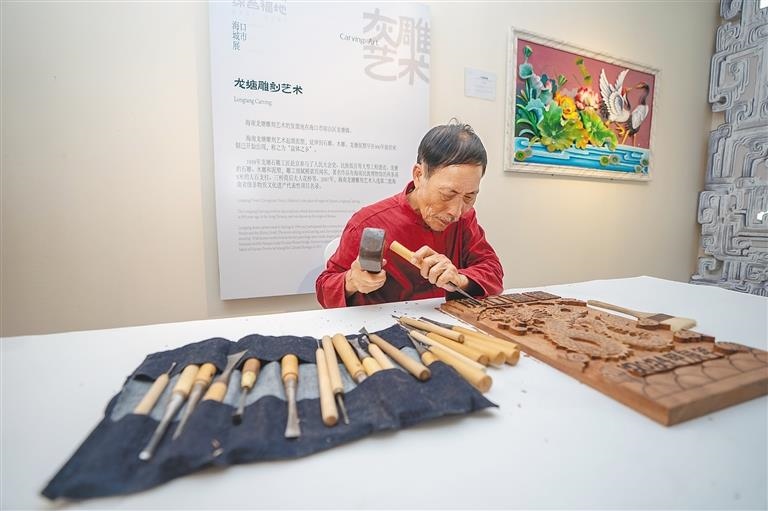 △2024年3月25日，在博鰲東嶼島文化公園海口城市展現(xiàn)場，非遺傳承人展演龍?zhí)恋窨趟囆g(shù)。