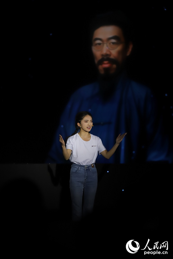 數(shù)字人“聞一多”與青年學(xué)生隔空對(duì)話。人民網(wǎng)記者 李發(fā)興攝