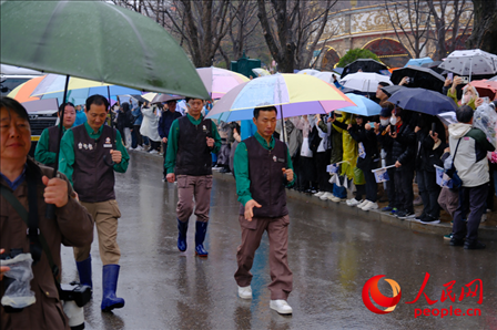 飼養(yǎng)員姜哲遠(yuǎn)和宋永寬為“福寶”開路送行。人民網(wǎng) 李帆攝