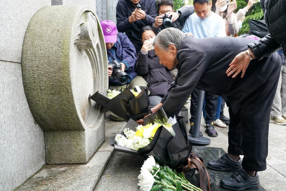 南京大屠殺幸存者夏淑琴在獻(xiàn)花。新華社記者李博 攝