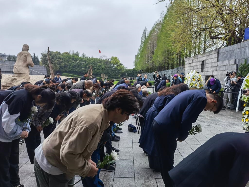 人們面向“哭墻”鞠躬。新華社記者邱冰清 攝