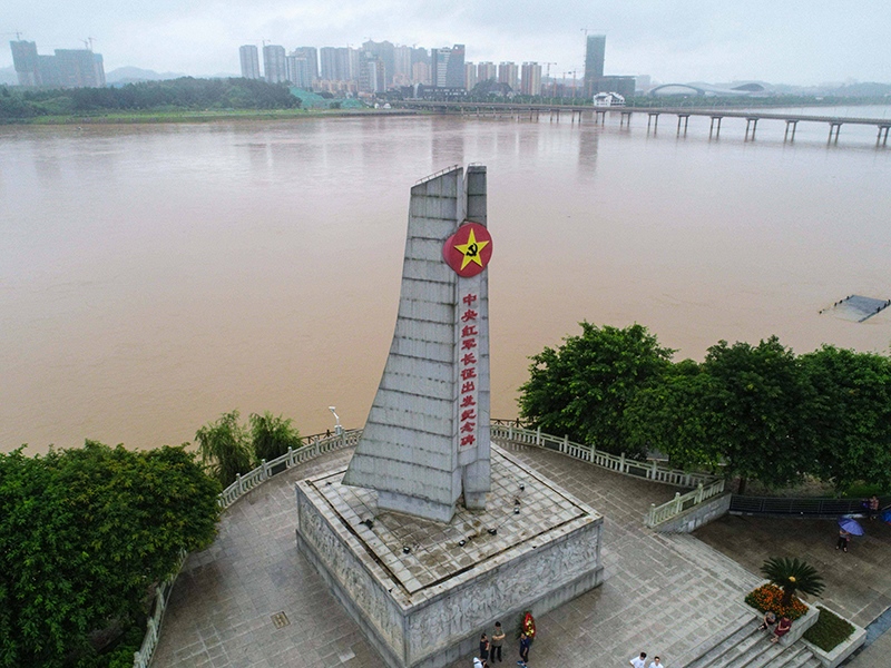 這是位于江西省于都縣的中央紅軍長征出發(fā)紀(jì)念碑。