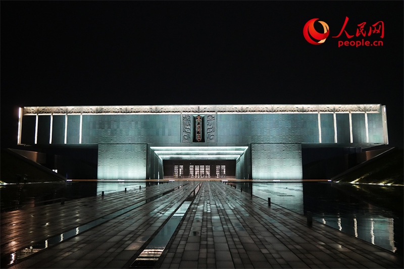 夜間的殷墟博物館外景。人民網(wǎng)記者 韋衍行攝
