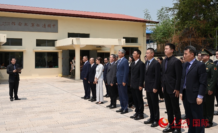 全體人員默哀追思。人民網(wǎng)記者 謝佳君攝