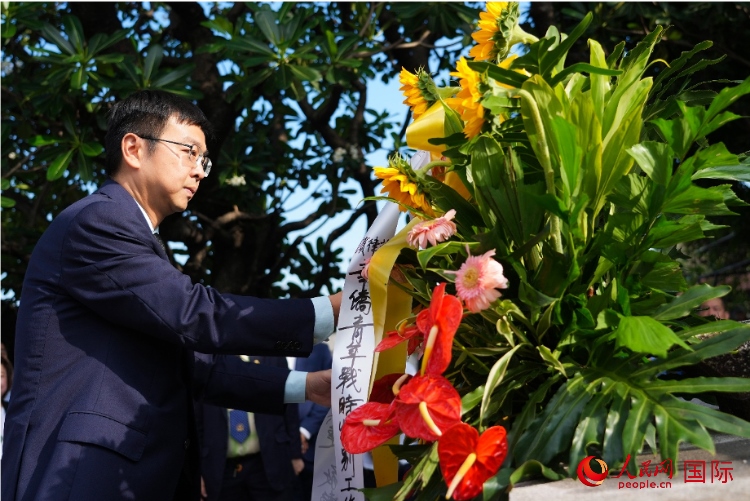 中國駐菲律賓使館周志勇臨時代辦一行向菲律賓華僑抗日烈士紀(jì)念碑、烈士墓等敬獻(xiàn)花圈。人民網(wǎng)記者 樊帆攝