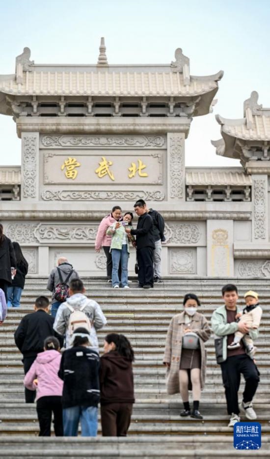 4月5日，游客在寧夏石嘴山市北武當生態(tài)旅游區(qū)游玩、拍照。新華社記者 馮開華 攝