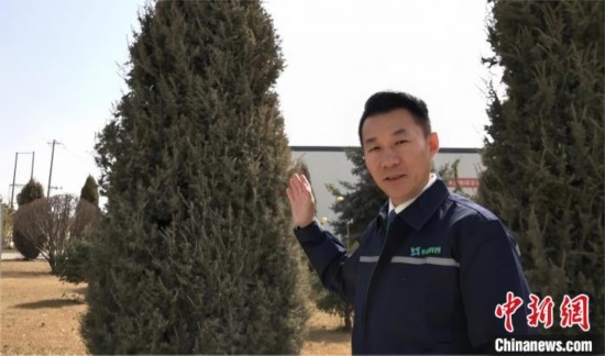 圖為王佐向記者介紹自己的新能源綠電廠區(qū)。白先森 攝