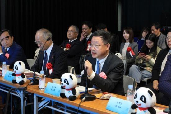 圖為四川省文化和旅游廳廳長(zhǎng)戴允康向日本友人介紹四川旅游資源。（中國(guó)駐東京旅游辦事處供圖）