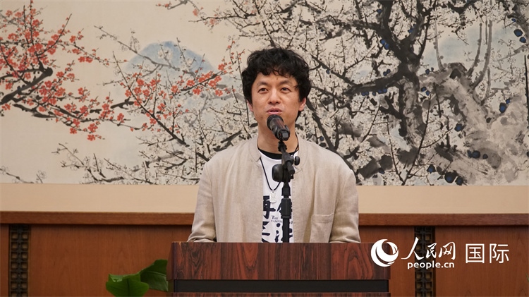 影片導(dǎo)演竹內(nèi)亮致辭。人民網(wǎng) 蔣曉辰攝