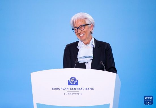 4月11日，歐洲中央銀行行長拉加德在德國法蘭克福歐洲中央銀行總部出席新聞發(fā)布會。新華社記者 張帆 攝