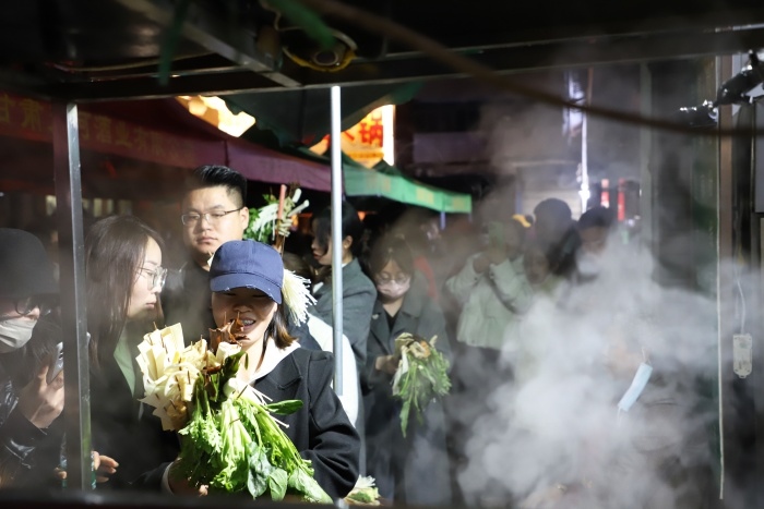 天水麻辣燙爆火，游客正在排隊。圖片來源：天水市融媒體中心