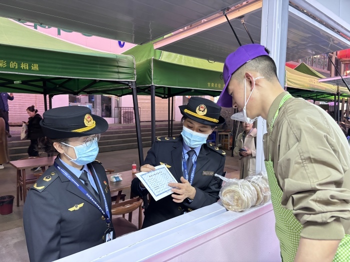 甘肅省天水市麥積區(qū)北道埠街道市場監(jiān)管所為麥積區(qū)步行街開辦的“麻辣燙一條街”提供送證上門服務(wù)。受訪者供圖