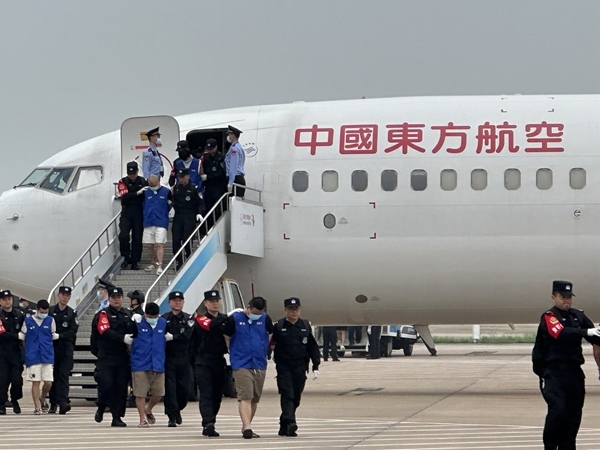 中國(guó)籍涉賭詐違法犯罪嫌疑人從柬埔寨被押解回國(guó)。人民網(wǎng)記者 郝萍攝
