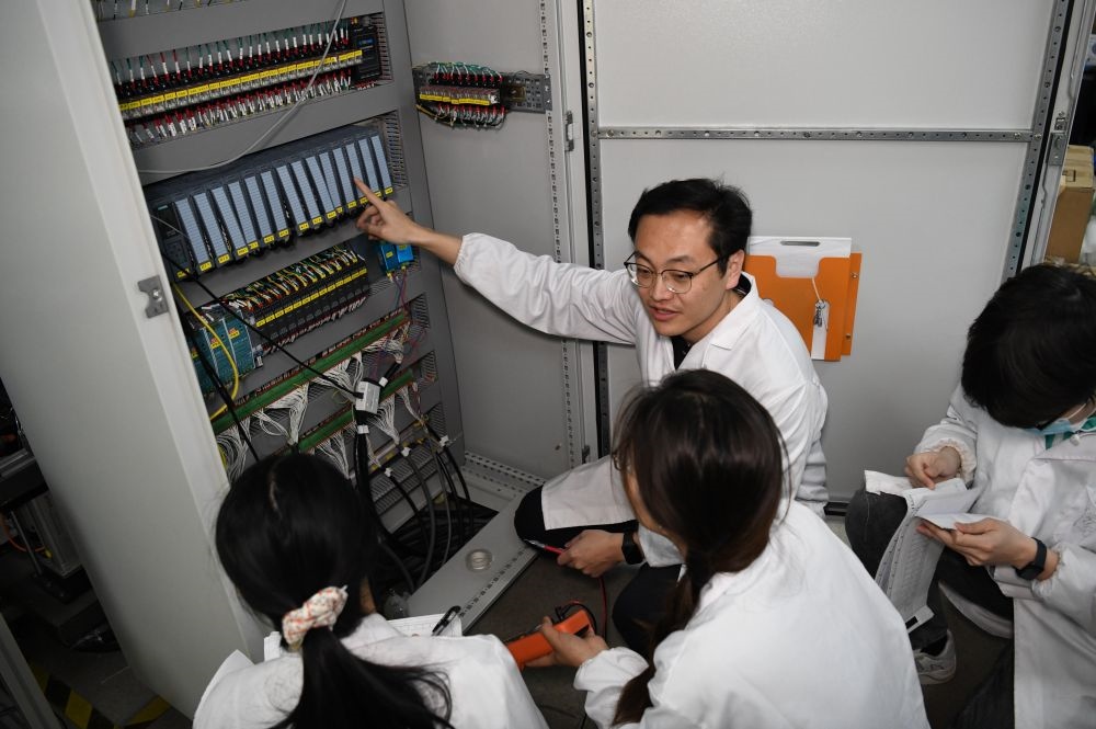 2024年4月6日，在位于安徽合肥的中國科學技術大學，安徽省先進功能高分子薄膜工程實驗室團隊成員在檢修自主研制的高分子薄膜原位雙向拉伸實驗設備的電氣控制系統(tǒng)。