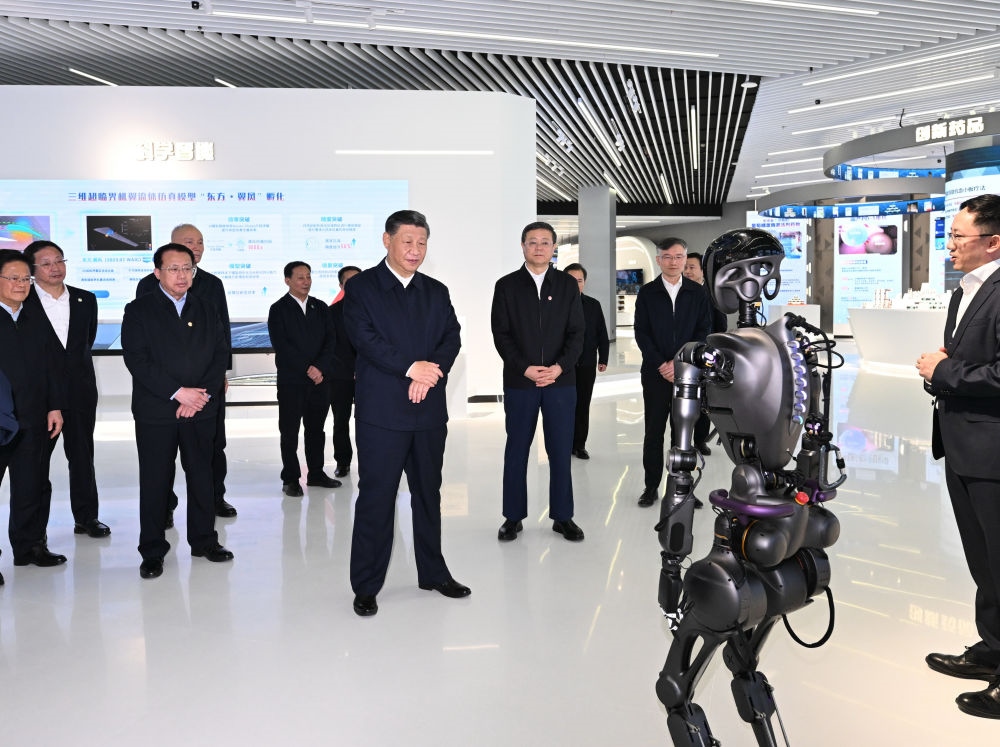 2023年11月28日下午，習近平總書記在上海浦東新區(qū)張江科學城參觀上?？萍紕?chuàng)新成果展。