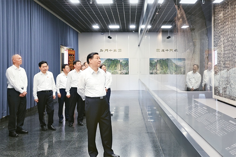 2023年7月29日，中共中央總書記、國家主席、中央軍委主席習(xí)近平在四川考察結(jié)束返京途中，來到陜西省漢中市考察。這是習(xí)近平參觀漢中市博物館有關(guān)歷史文物展陳。 新華社記者 鞠鵬/攝