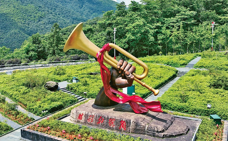 井岡山，是中國革命的搖籃。圖為2023年6月28日在井岡山拍攝的“勝利的號角”雕塑。 新華社記者 萬象/攝