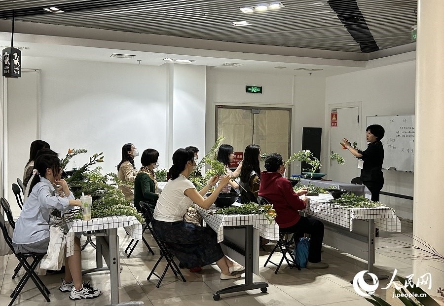 插花體驗(yàn)課。人民網(wǎng) 玄番登史江攝