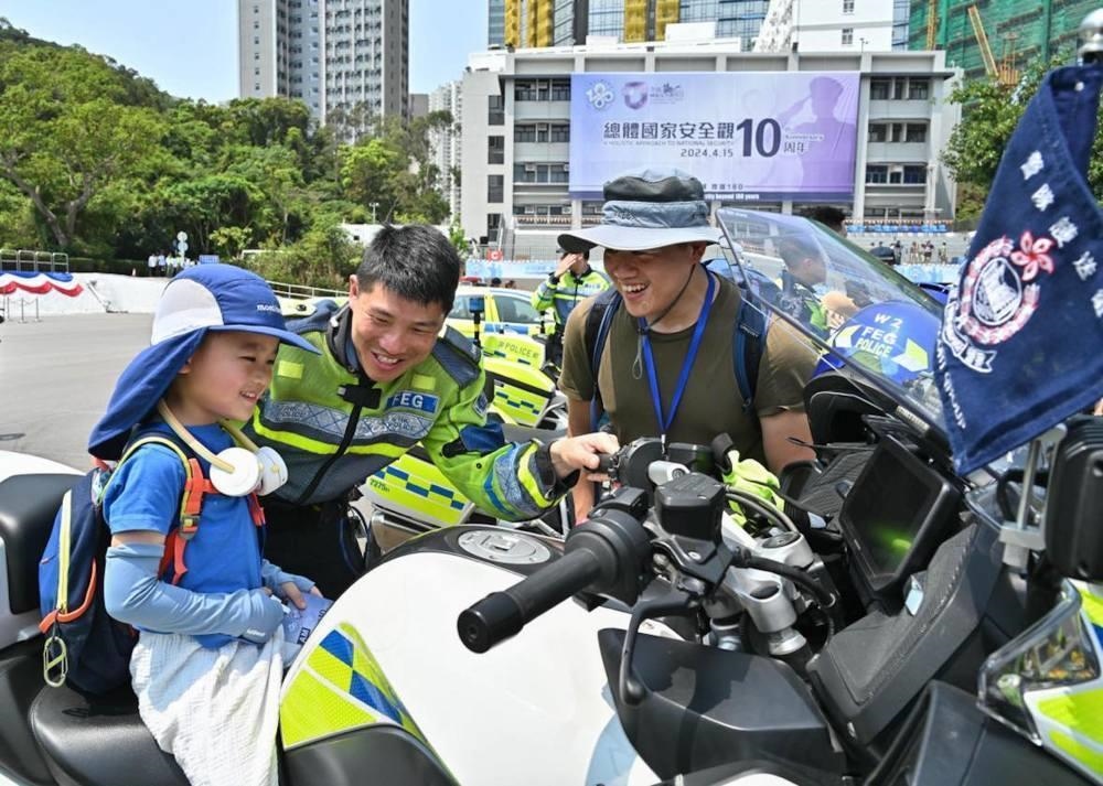 △2024年4月13日，香港特區(qū)政府警務(wù)處舉行“全民國家安全教育日”暨香港警察學(xué)院開放日開幕典禮。這是13日當(dāng)天，警隊護送組人員現(xiàn)場向市民介紹其工作。