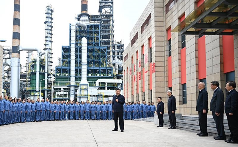 △2023年10月10日，在江西考察的習(xí)近平總書記來到中國石化九江分公司，同企業(yè)員工親切交流。