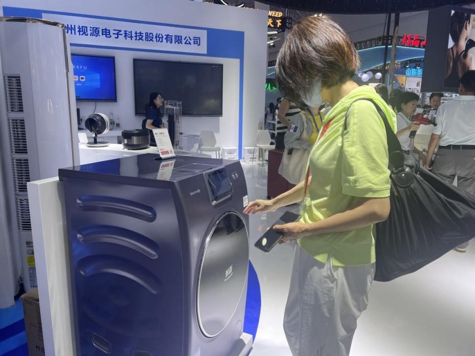 在廣東館展區(qū)內，觀展者正在了解家用電器性能。人民網記者 楊迪攝