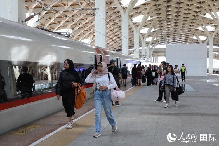 在雅萬高鐵雅加達(dá)哈利姆站站臺，乘客準(zhǔn)備登上動車組列車。人民網(wǎng)記者 曹師韻攝