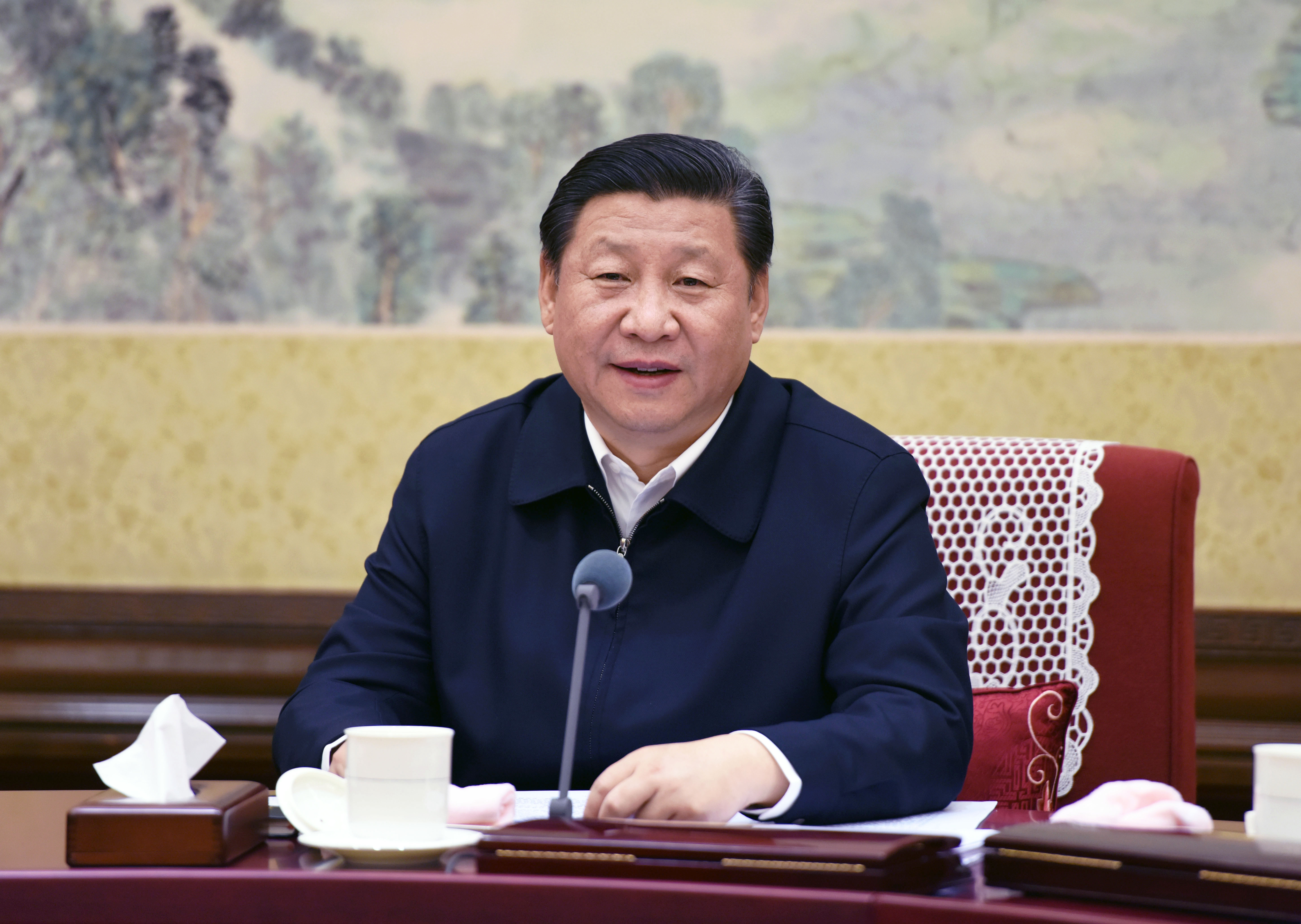 △ 2015年12月28日至29日，中共中央政治局召開專題民主生活會，對照檢查踐行“三嚴(yán)三實”情況，討論研究加強黨風(fēng)廉政建設(shè)措施。習(xí)近平總書記主持會議并發(fā)表重要講話。