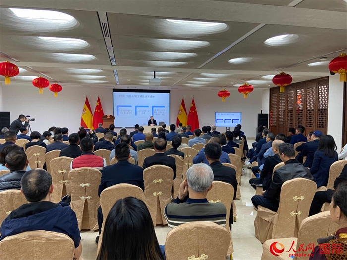 季奕鴻律師主講法律知識(shí)。人民網(wǎng)記者 范劍青攝