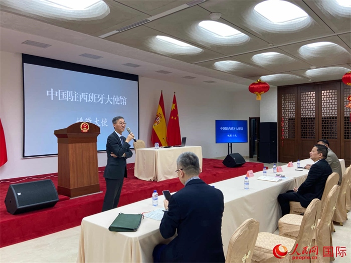 中國(guó)駐西班牙大使姚敬在僑界法治講座上致辭。人民網(wǎng)記者 范劍青攝