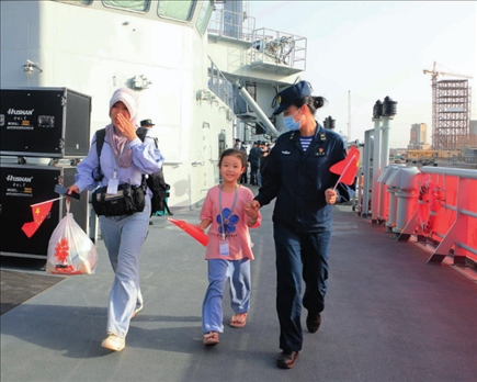 海軍軍艦赴蘇丹緊急撤離我在蘇丹人員。圖為海軍官兵帶領(lǐng)同胞登艦（2023年4月26日攝）。丁家興攝