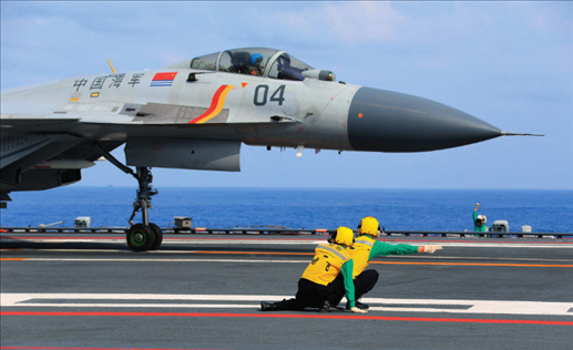 遼寧艦起飛助理作出放飛手勢(shì)，殲-15艦載戰(zhàn)斗機(jī)起飛（2020年4月攝）。張凱攝