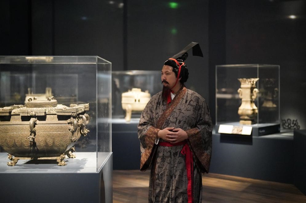 4月19日，一名觀眾身著漢服在美國(guó)舊金山亞洲藝術(shù)博物館舉辦的“鳳凰故國(guó)——青銅時(shí)代曾楚藝術(shù)展”上參觀。新華社記者吳曉凌攝