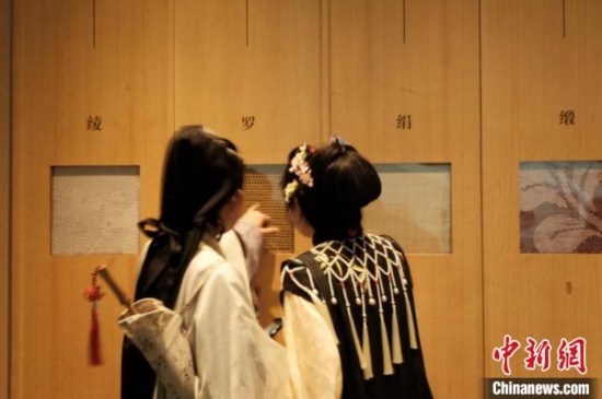 身著漢服的年輕人在中國絲綢博物館里看展。毛瑜 攝