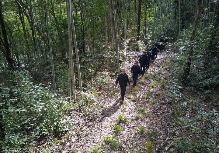 △2022年1月19日，武夷山國家公園護(hù)林員在巡山。