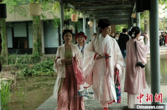 年輕人盛裝過“漢服節(jié)”。毛瑜 攝