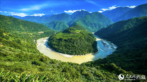 風景秀麗、植被繁茂的西藏林芝市墨脫縣果果塘大拐彎。人民網(wǎng)記者 次仁羅布攝
