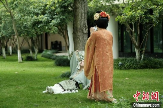 漢服愛好者在中國絲綢博物館里拍攝照片。毛瑜 攝