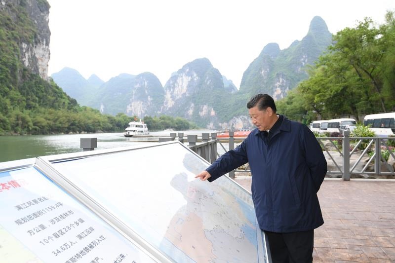 △2021年4月25日，習(xí)近平總書記在廣西桂林市陽朔縣漓江楊堤碼頭，了解漓江流域綜合治理、生態(tài)保護(hù)等情況。