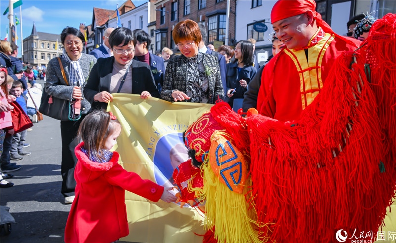 圖為斯特拉福德市舉辦的慶祝莎士比亞誕辰460周年巡游活動(dòng)現(xiàn)場。人民網(wǎng) 郭錦標(biāo)攝