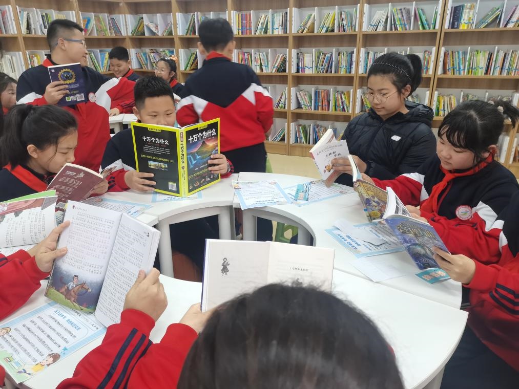 3月28日，遼寧省沈陽市鐵西區(qū)重工街第一小學(xué)的同學(xué)們在智慧圖書借閱室里專注閱讀。（沈陽市鐵西區(qū)委宣傳部供圖）