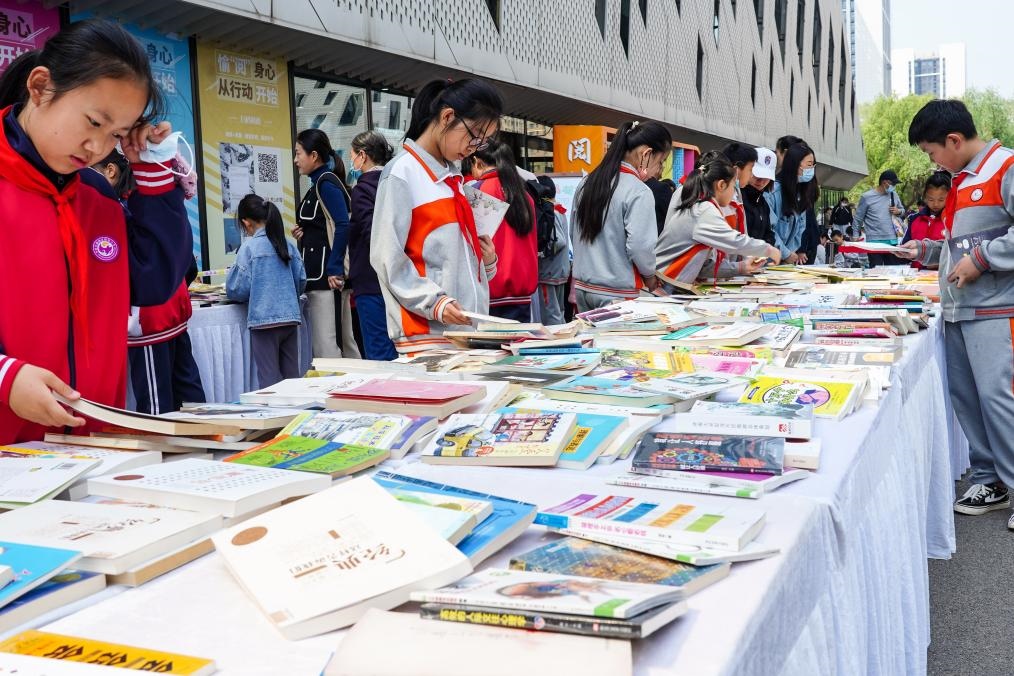 4月20日，山東省濟(jì)南市第十四屆“書香泉城”全民閱讀節(jié)在濟(jì)南市圖書館啟動，小學(xué)生在閱讀節(jié)上參與換書活動。新華社記者 朱崢 攝