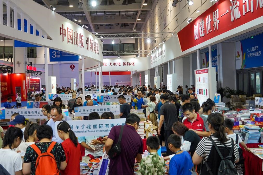 2023年7月31日，在第31屆全國圖書交易博覽會上，讀者在閱覽選購新書。新華社記者 朱崢 攝