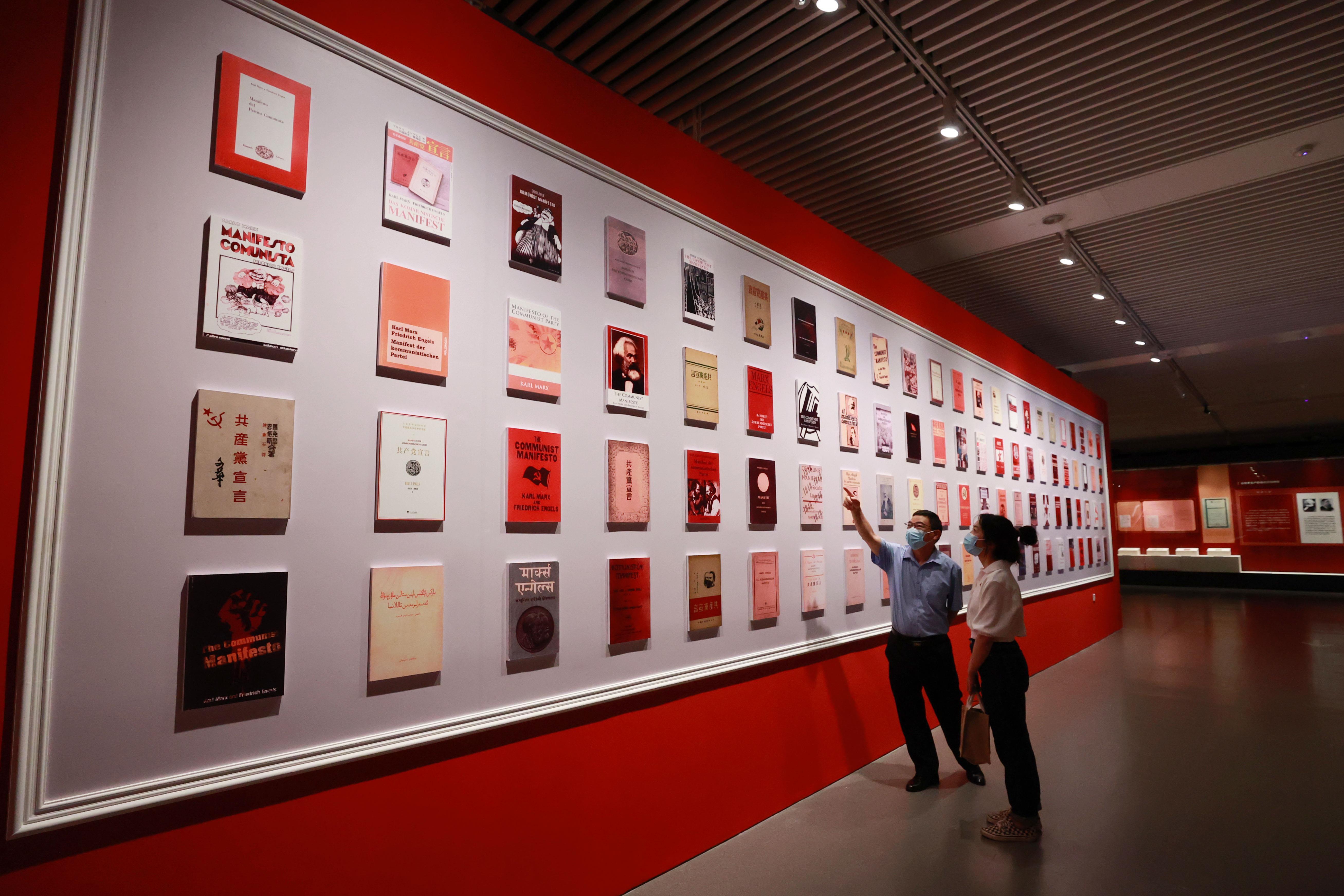 △2021年8月5日，觀眾在國家圖書館觀看不同版本的《共產(chǎn)黨宣言》。