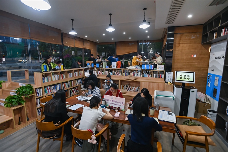 4月22日，讀者在重慶一家24小時城市智慧書房中閱讀。圖片來源：視覺中國