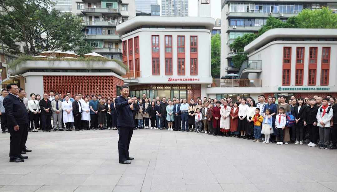 △2024年4月22日，習(xí)近平總書記來到重慶九龍坡區(qū)謝家灣街道民主村社區(qū)考察。