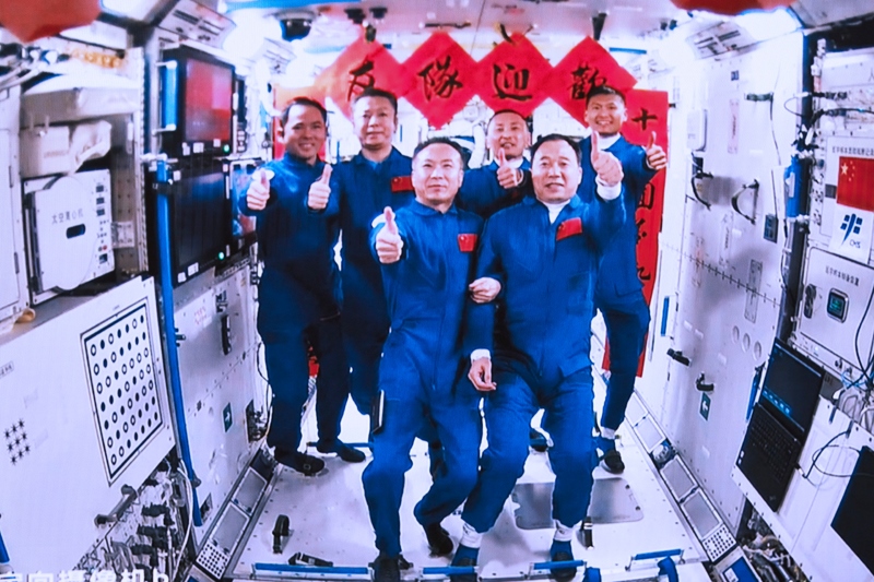 2023年5月30日，神舟十五號航天員乘組與神舟十六號航天員乘組拍下“全家?！钡漠嬅?。