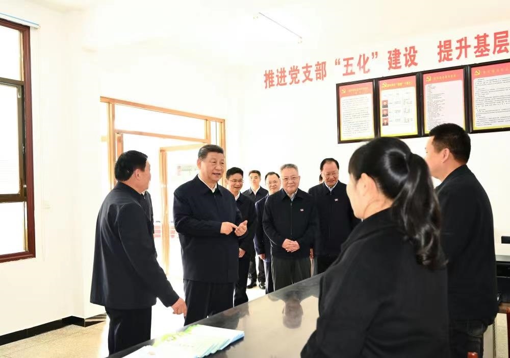 △2024年3月19日，習(xí)近平總書記在湖南常德市鼎城區(qū)謝家鋪鎮(zhèn)港中坪村黨群服務(wù)中心了解當(dāng)?shù)貫榛鶎訙p負(fù)、提升基層治理效能等情況。