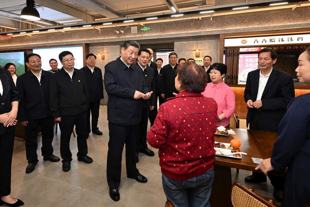 △2024年4月22日，習(xí)近平總書記來到重慶九龍坡區(qū)謝家灣街道民主村社區(qū)考察。