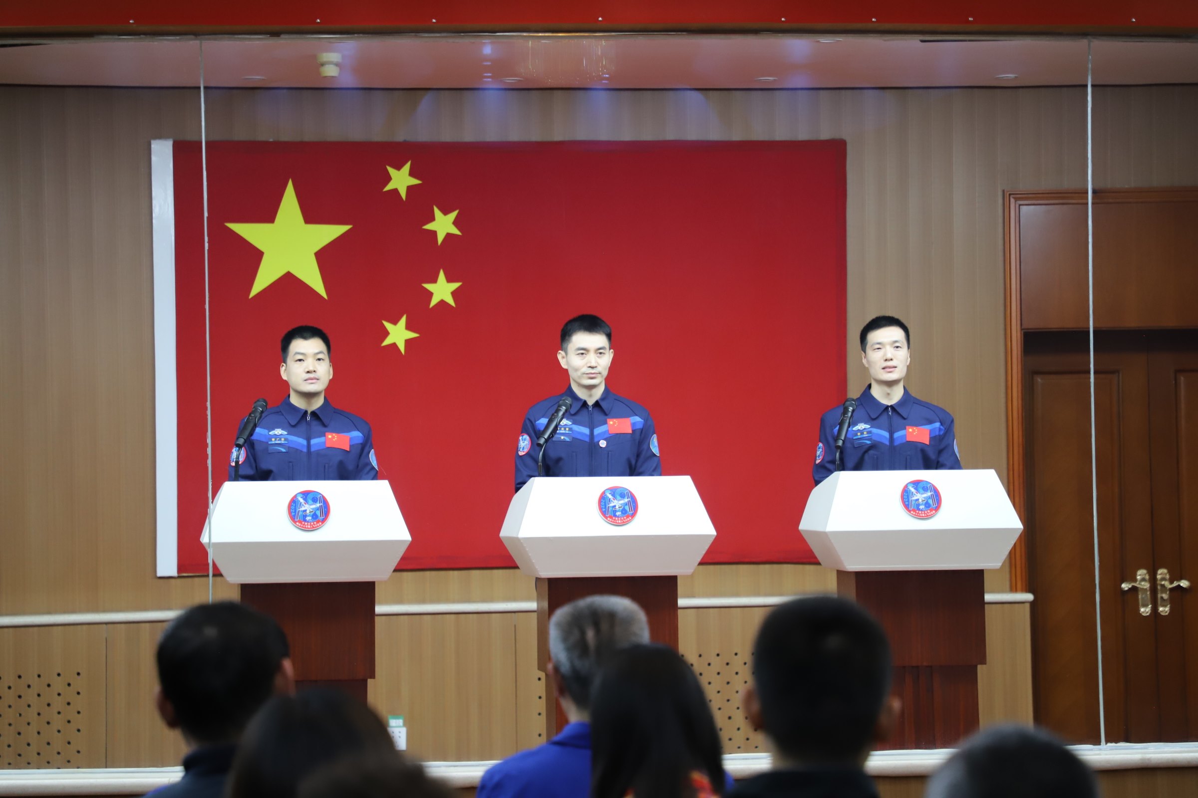 神舟十八號航天員與中外媒體記者集體見面。人民網(wǎng)記者 黃帆攝